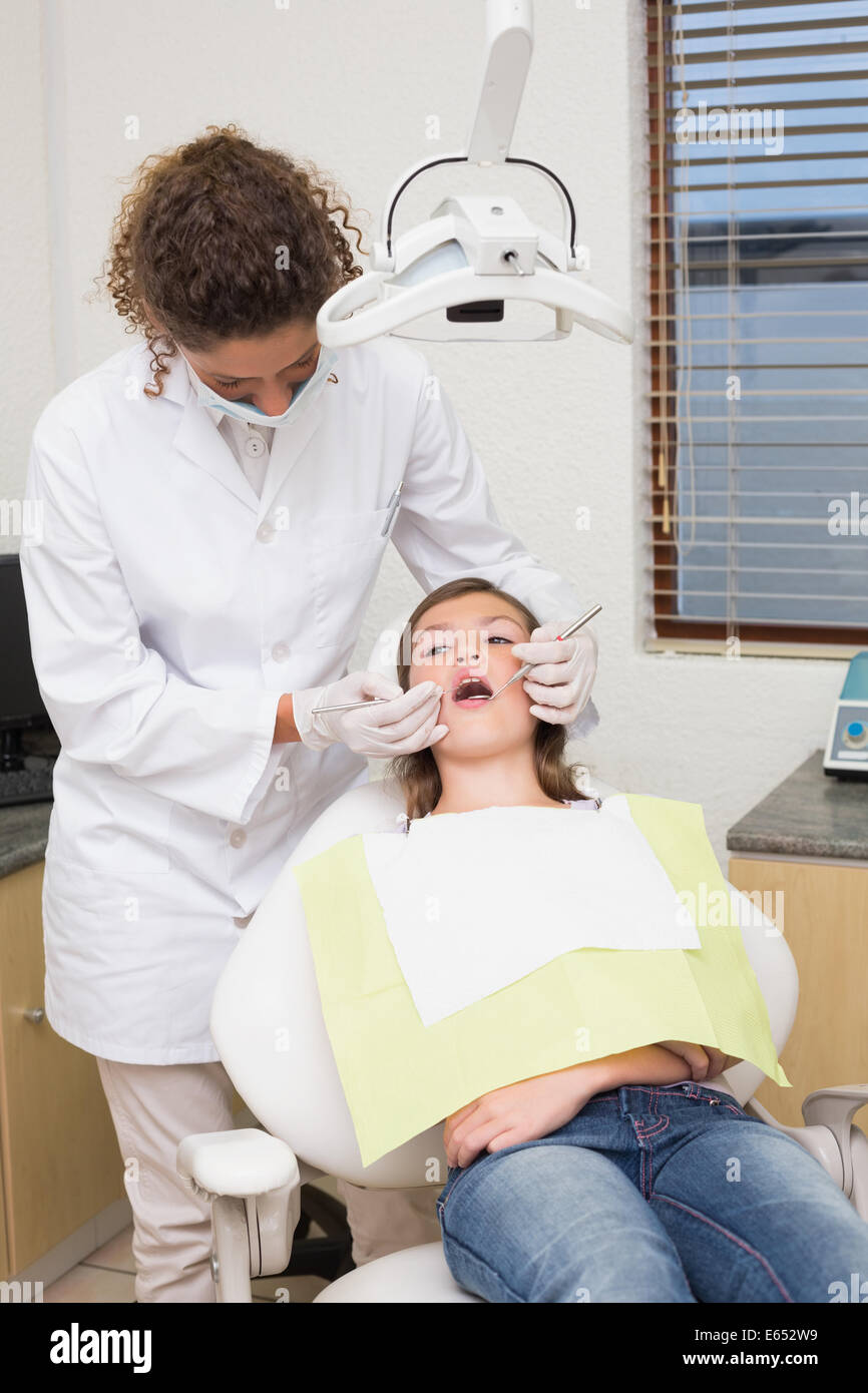 L'examen d'un dentiste pédiatrique patients dents sur les dentistes président Banque D'Images