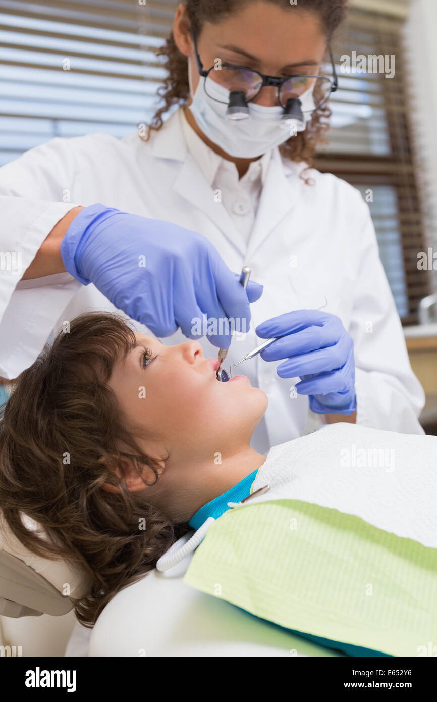 Pédodontiste examinant un peu de garçons dans les dents dentistes président Banque D'Images