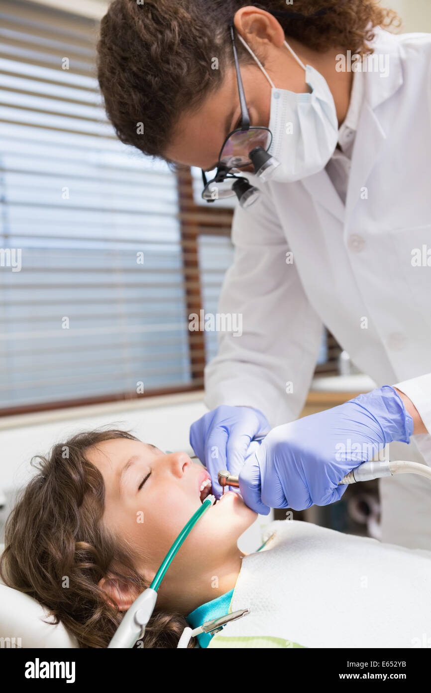 Pédodontiste examinant un peu de garçons dans les dents dentistes président Banque D'Images