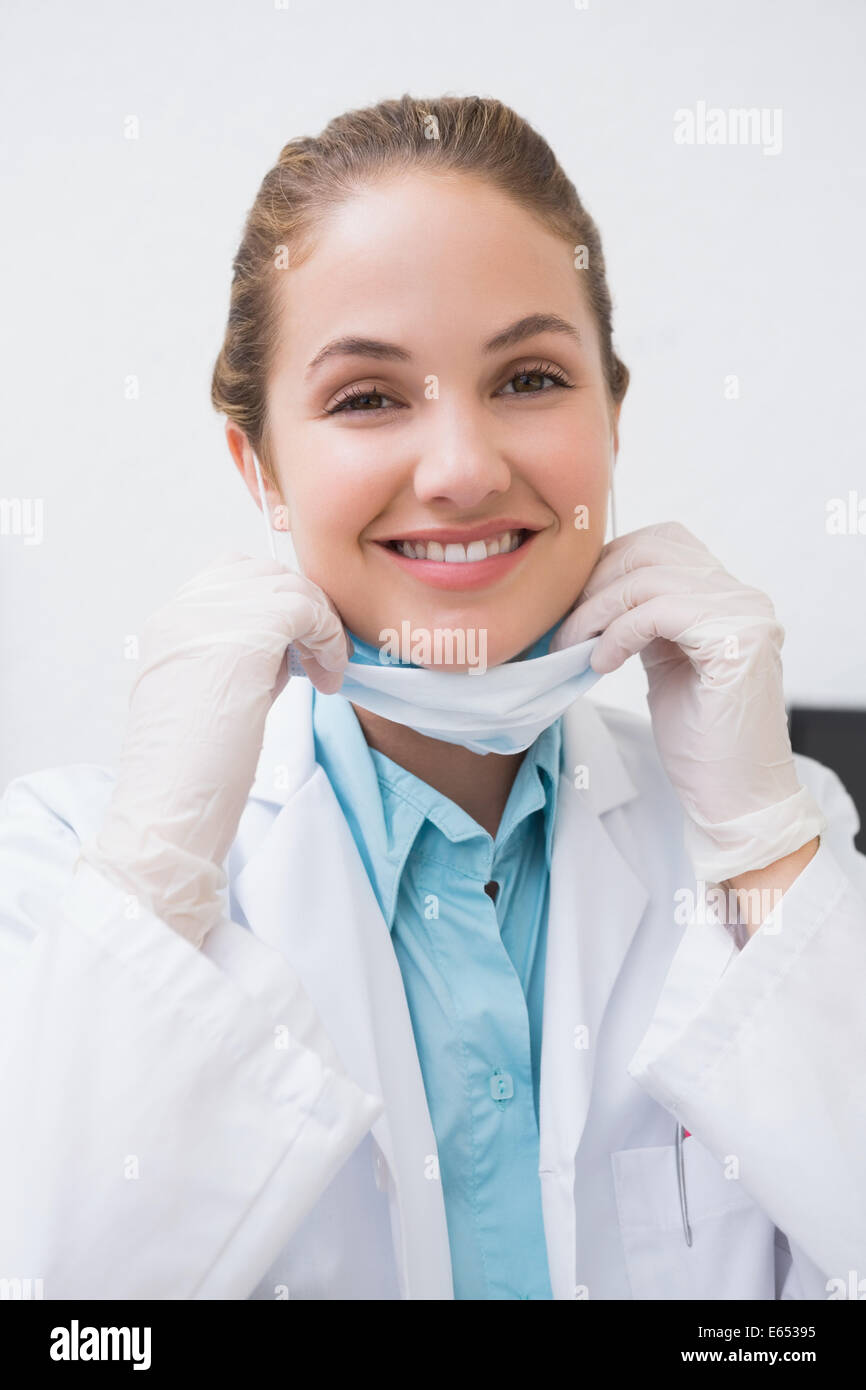 Dentiste de mettre son masque chirurgical Banque D'Images