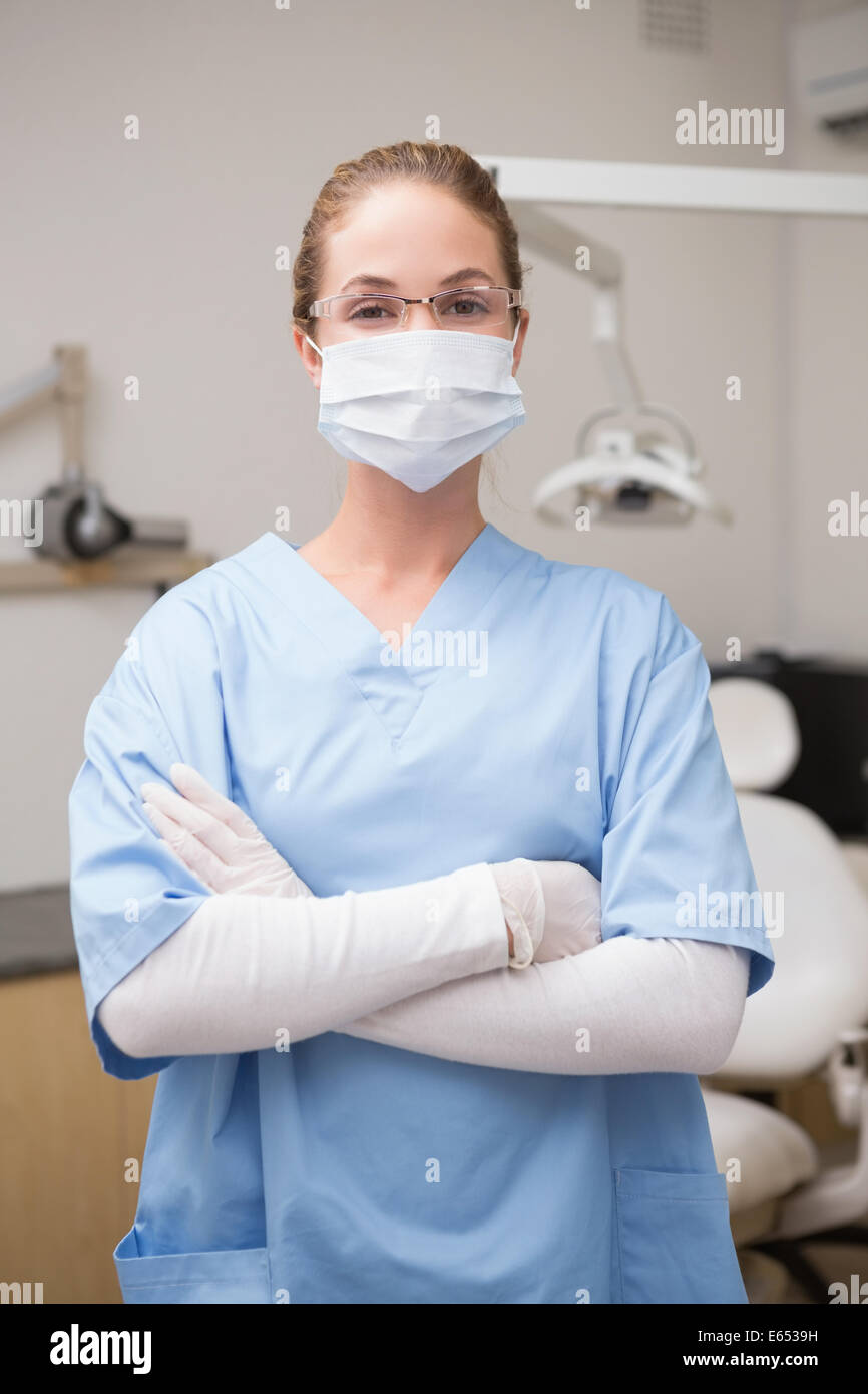 Dentiste en bleu frotte smiling at camera Banque D'Images