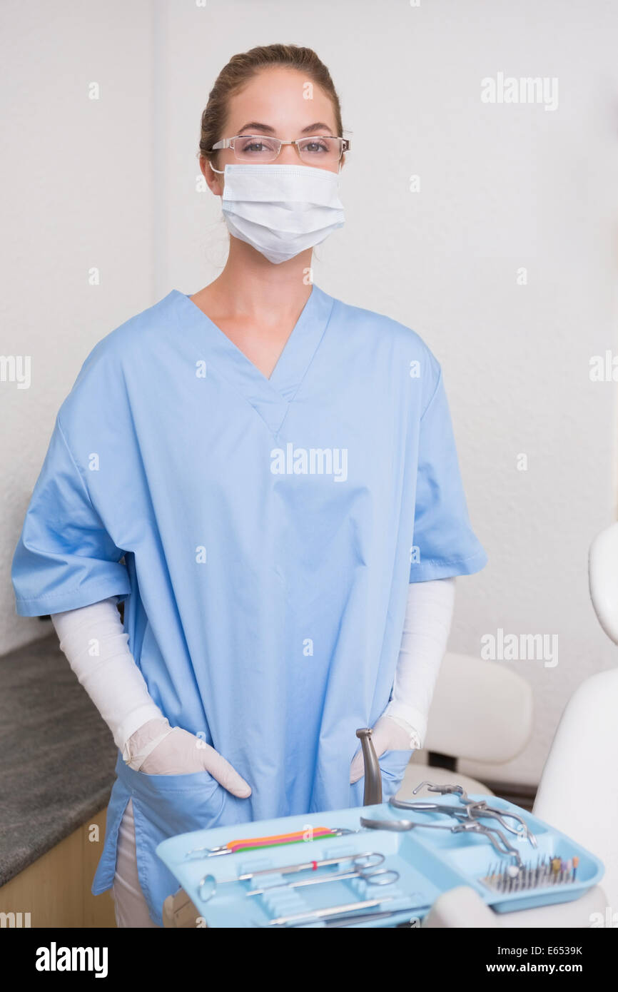 Dentiste en bleu des gommages corporels à la caméra au masque en Banque D'Images