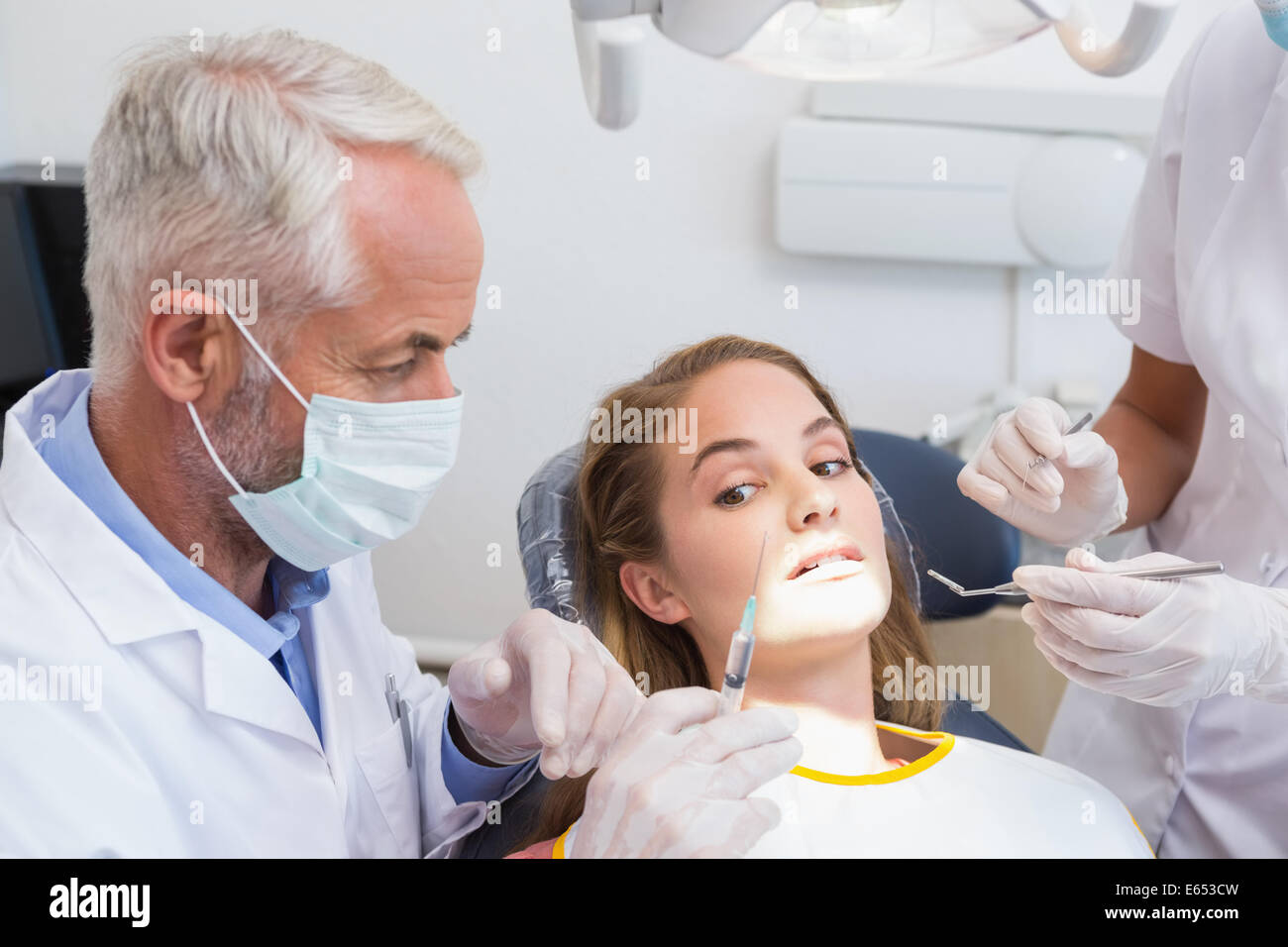 L'examen d'un dentiste dents dans les patients avec le sous-président de dentistes Banque D'Images