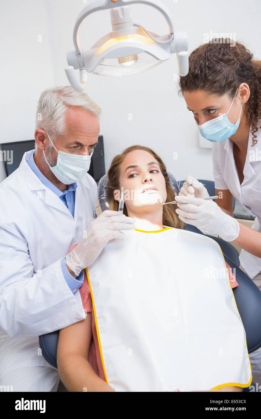 L'examen d'un dentiste dents dans les patients avec le sous-président de dentistes Banque D'Images