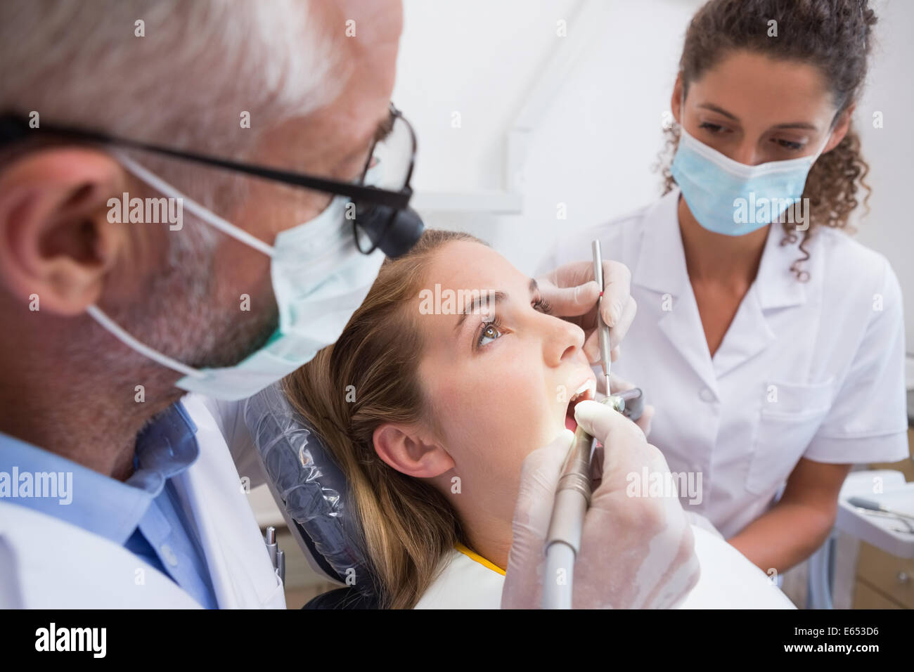L'examen d'un dentiste dents dans les patients avec le sous-président de dentistes Banque D'Images