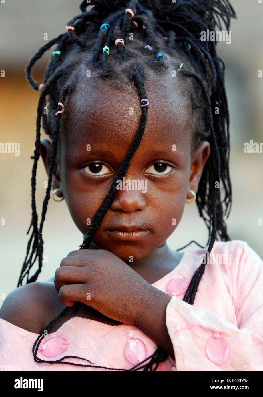Portrait d'une fille (4 ans) dans un village, Casamance, Sénégal, Afrique Banque D'Images