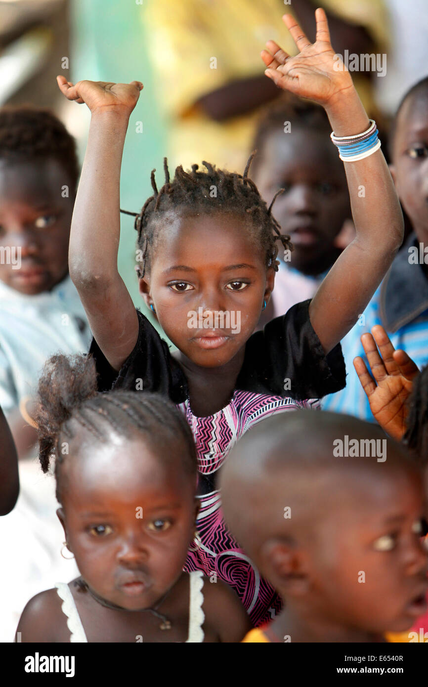 Dans un jardin d'enfants, Louly Ngogom Village, Sénégal, Afrique Banque D'Images
