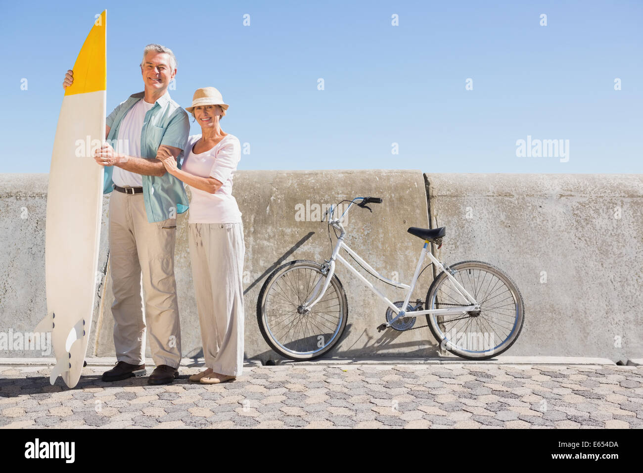 Happy senior couple posing with surfboard Banque D'Images