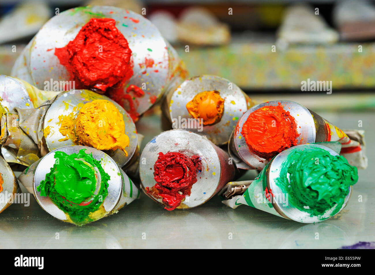 Tubes de peinture, à l'atelier du peintre atelier - couleurs Banque D'Images