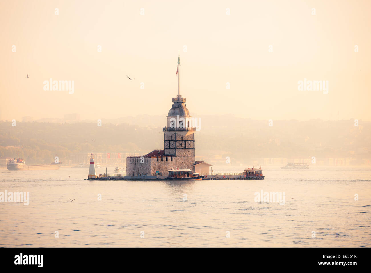 Tour de la jeune fille (Kiz Kulesi) au matin ensoleillé. Istanbul, Turquie Banque D'Images