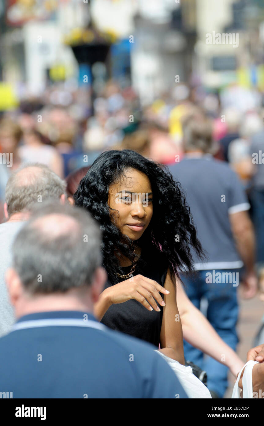 Rochester, Kent, Angleterre, Royaume-Uni. Jeune fille noire dans une foule Banque D'Images