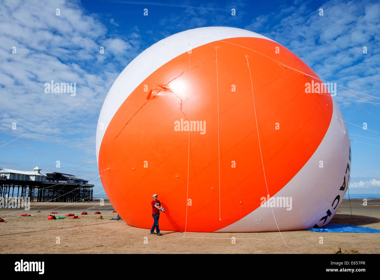 Blackpool détient maintenant le record Guiness pour le plus grand ballon de plage dans l'histoire. La station balnéaire avait sa réalisation validée par Guiness Records comme il a gonflé le ballon d'un diamètre de 18 mètres sur la plage adjacente à Central Pier à Blackpool. Le ballon de plage est de trois fois la taille d'une maison typique et est la même hauteur que la Maison Blanche à Washington DC, USA. Vendredi 15 Août 2014 Banque D'Images