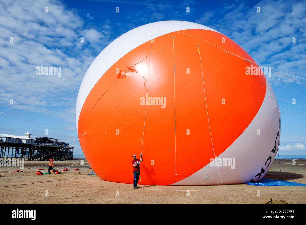 Blackpool détient maintenant le record mondial Guinness pour le plus grand ballon de plage dans l'histoire. La station balnéaire avait sa réalisation validée par Guinness World Records comme il a gonflé le ballon d'un diamètre de 18 mètres sur la plage adjacente à Central Pier à Blackpool. Le ballon de plage est de trois fois la taille d'une maison typique et est la même hauteur que la Maison Blanche à Washington DC, USA. Vendredi 15 Août 2014 Banque D'Images