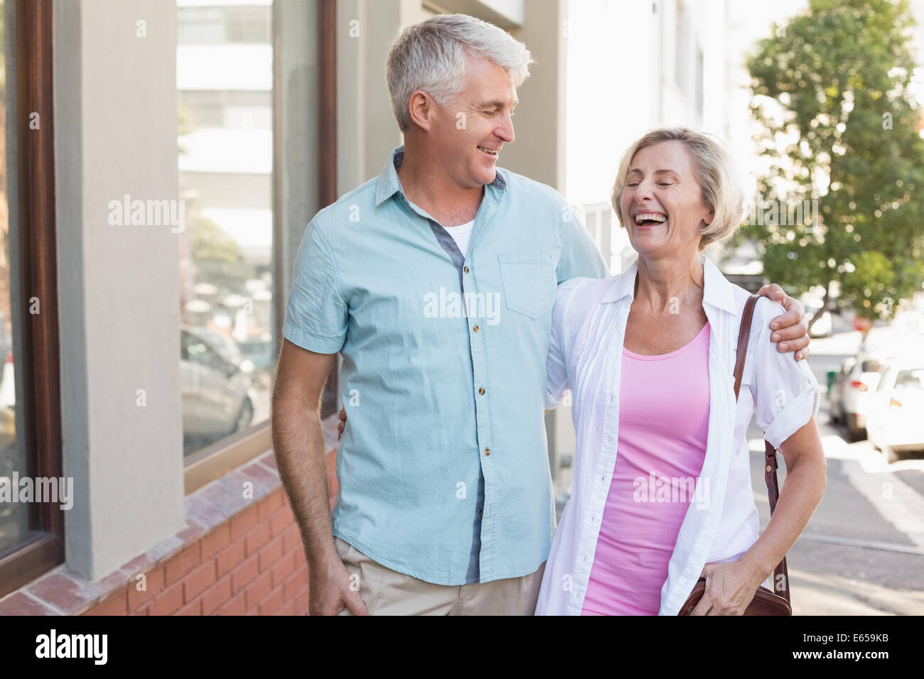 Mature couple en train de marcher dans la ville Banque D'Images