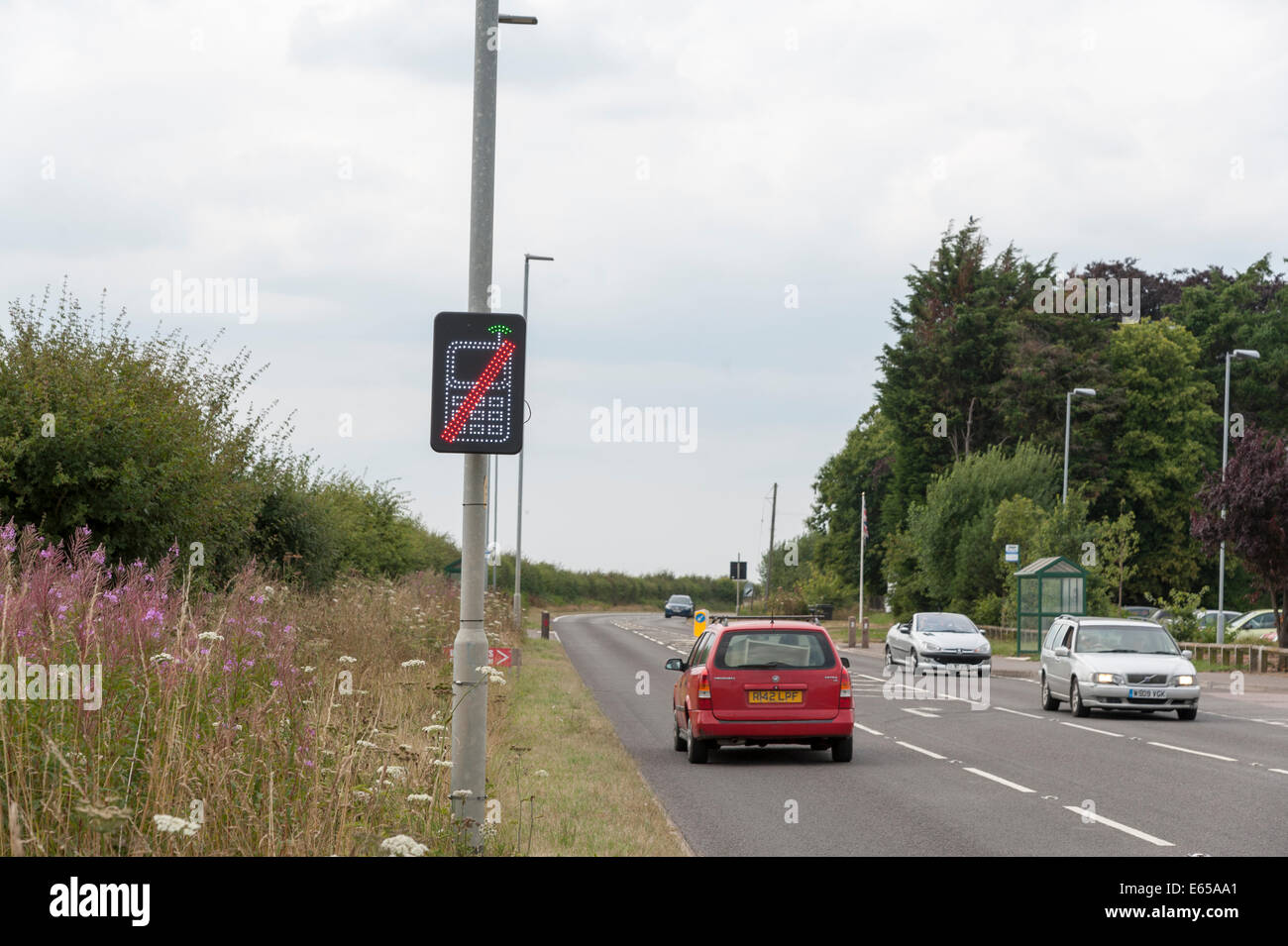 Panneau routier numérique des pilotes d'avertissement de ne pas utiliser les appareils mobiles pendant la conduite. North Walsham, Norfolk Banque D'Images