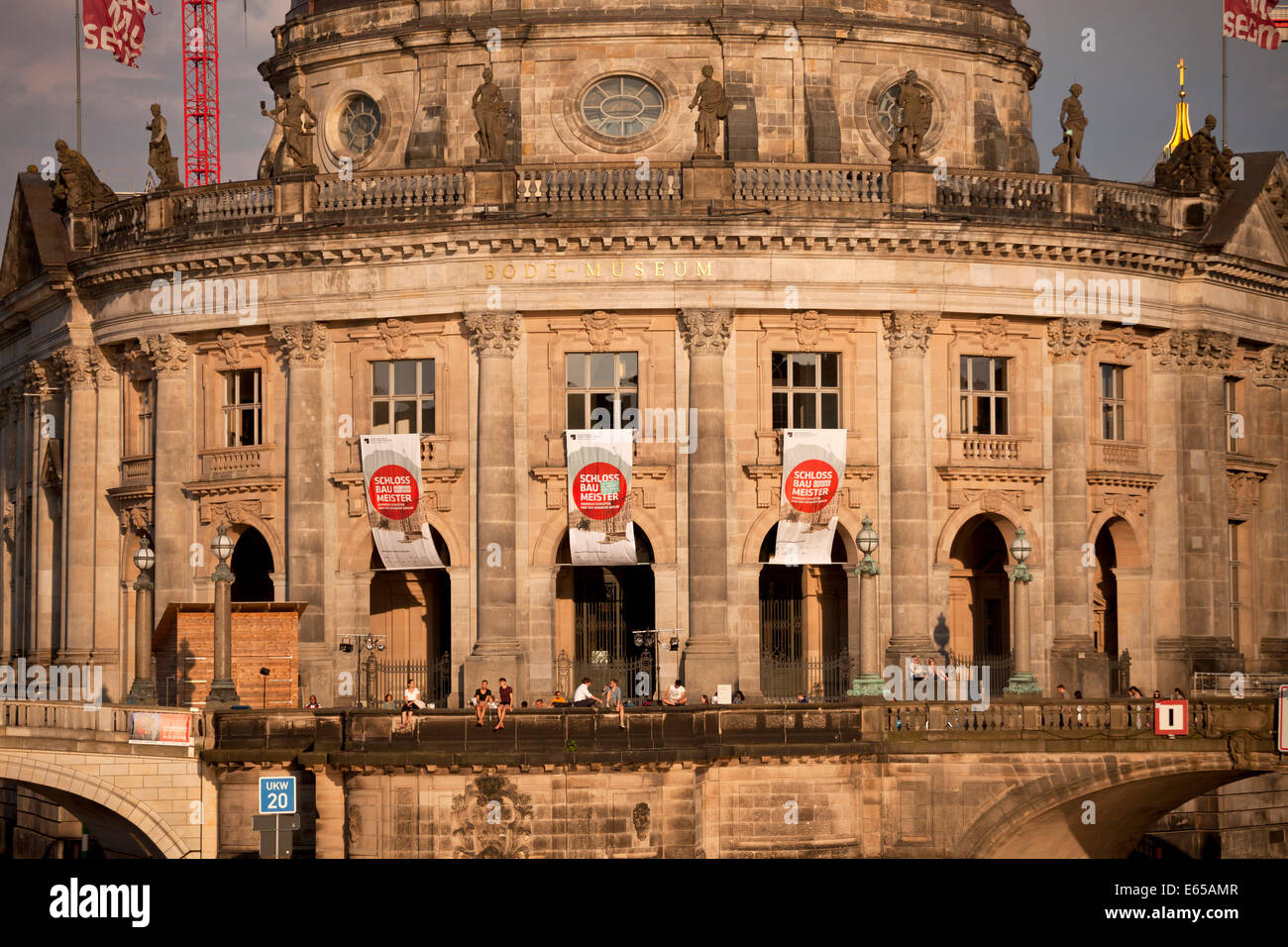 Les visiteurs assis au Musée de Bode, l'île aux musées, Berlin, Germany, Europe Banque D'Images