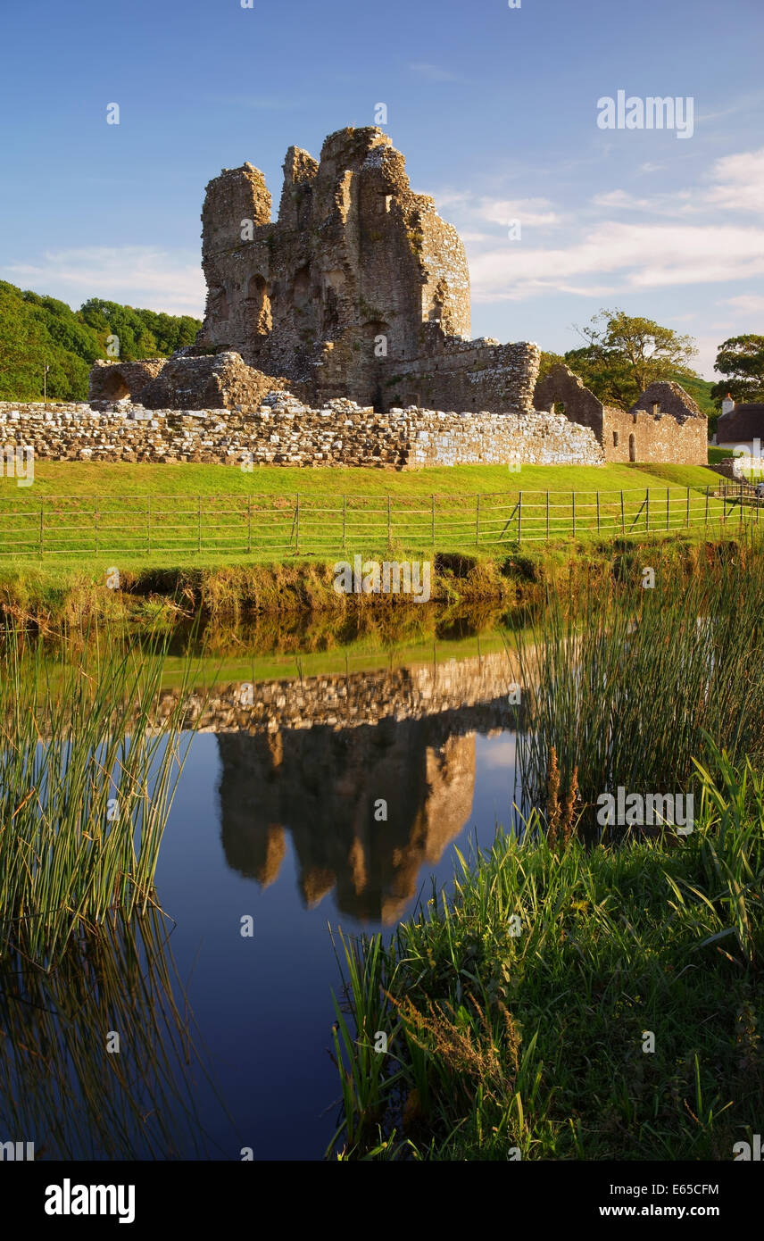 UK,South Wales Glamorgan,Château de Ogmore,& River Ogmore Banque D'Images