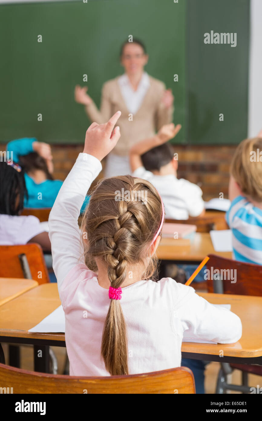 Parler à l'enseignant très jeunes élèves en classe Banque D'Images