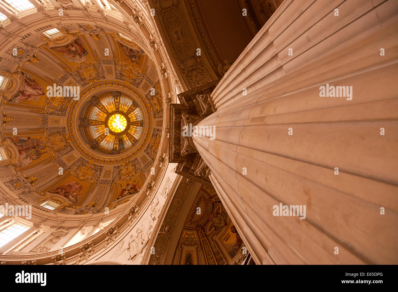 Vue de l'intérieur et le dôme de la cathédrale de Berlin ou le Dom à Berlin, Germany, Europe Banque D'Images