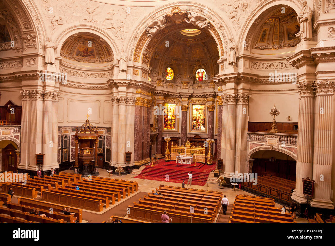 Vue de l'intérieur à l'autel de la cathédrale de Berlin ou le Dom à Berlin, Germany, Europe Banque D'Images