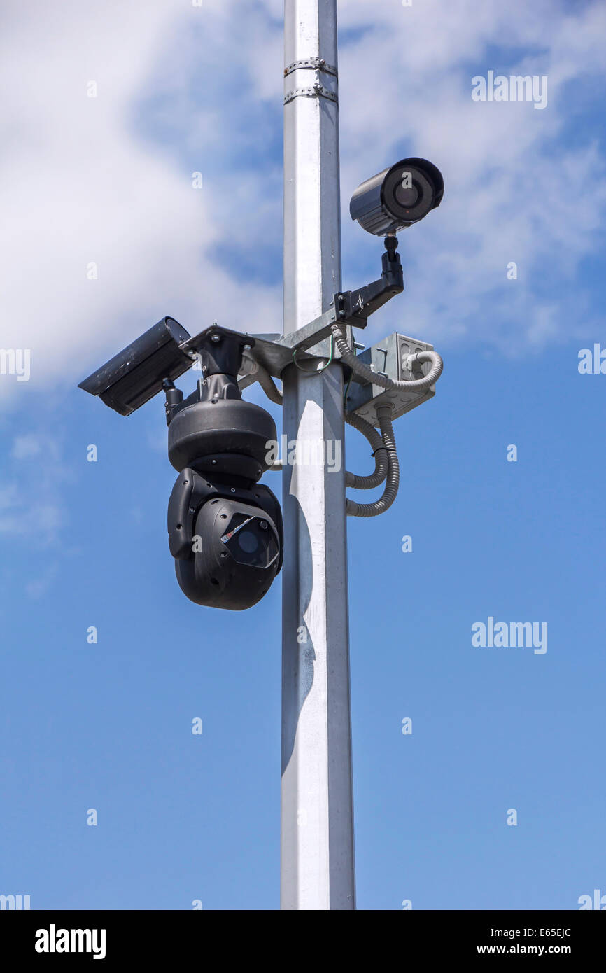 Trois caméras de sécurité sur fond de ciel bleu Banque D'Images