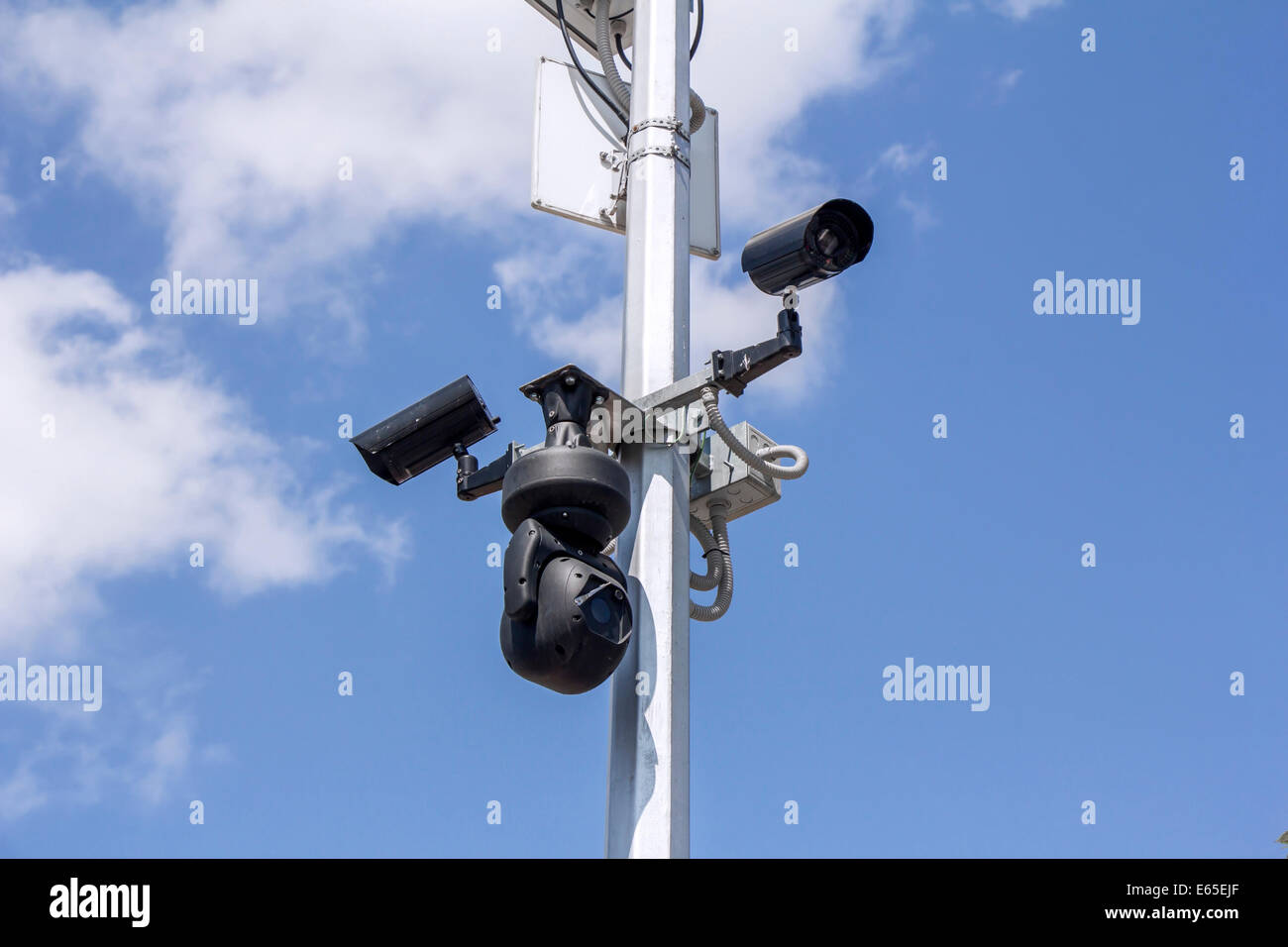 Trois caméras de sécurité sur fond de ciel bleu Banque D'Images