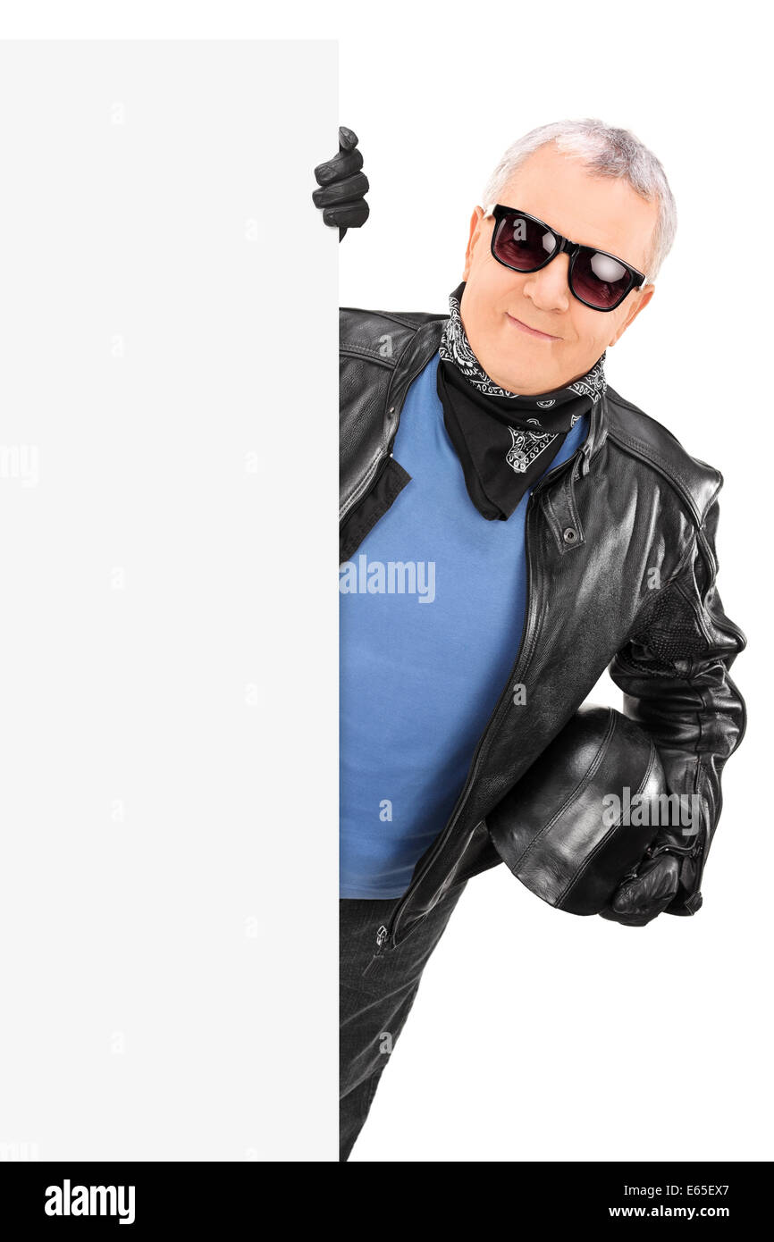 Motards matures posant derrière un blank billboard Banque D'Images