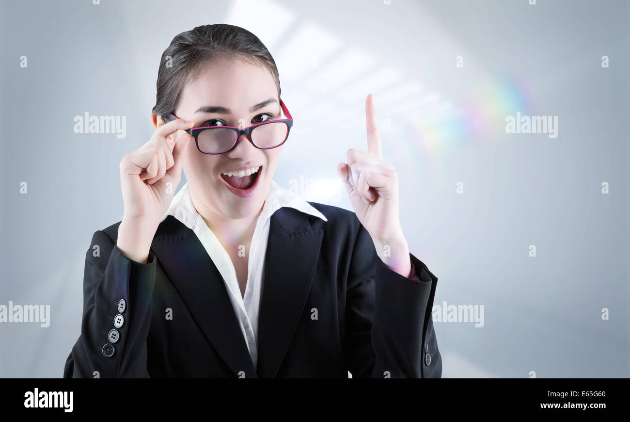Image composite de young businesswoman getting une idée Banque D'Images