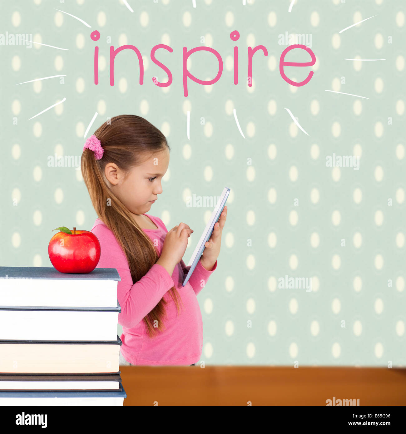 Inspirer contre red apple on pile of books Banque D'Images