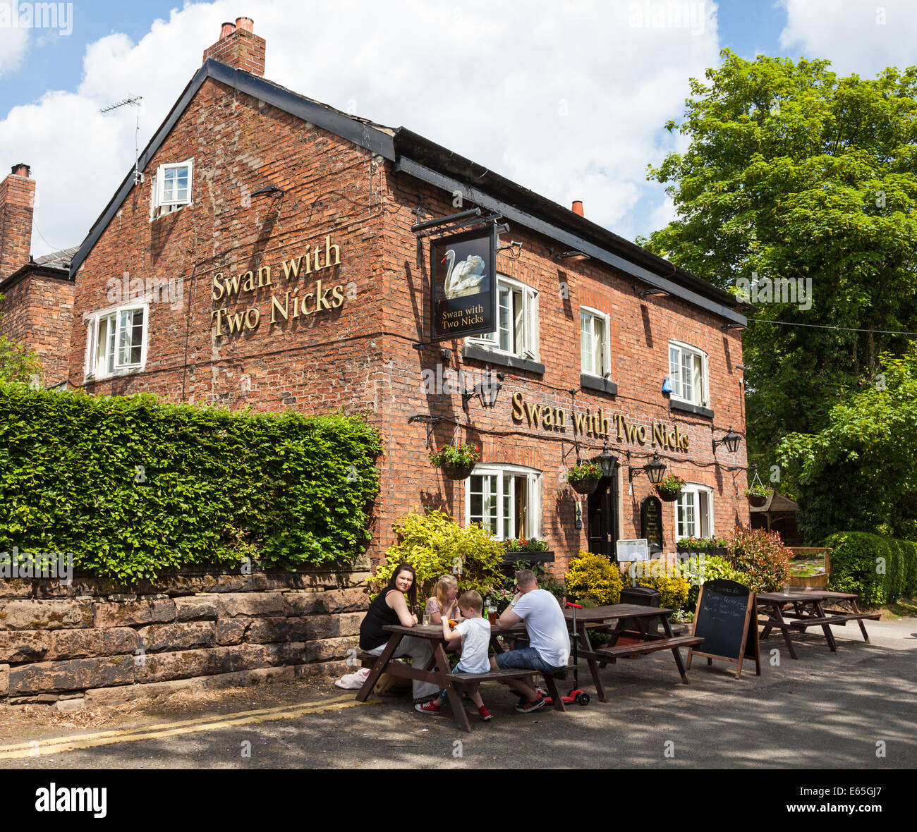 Le cygne avec deux entailles public house ou pub à Little Bollington Cheshire England UK Banque D'Images