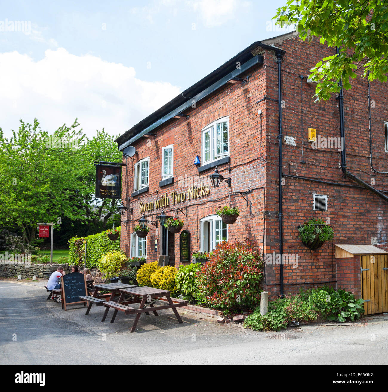 Le cygne avec deux entailles public house ou pub à Little Bollington Cheshire England UK Banque D'Images