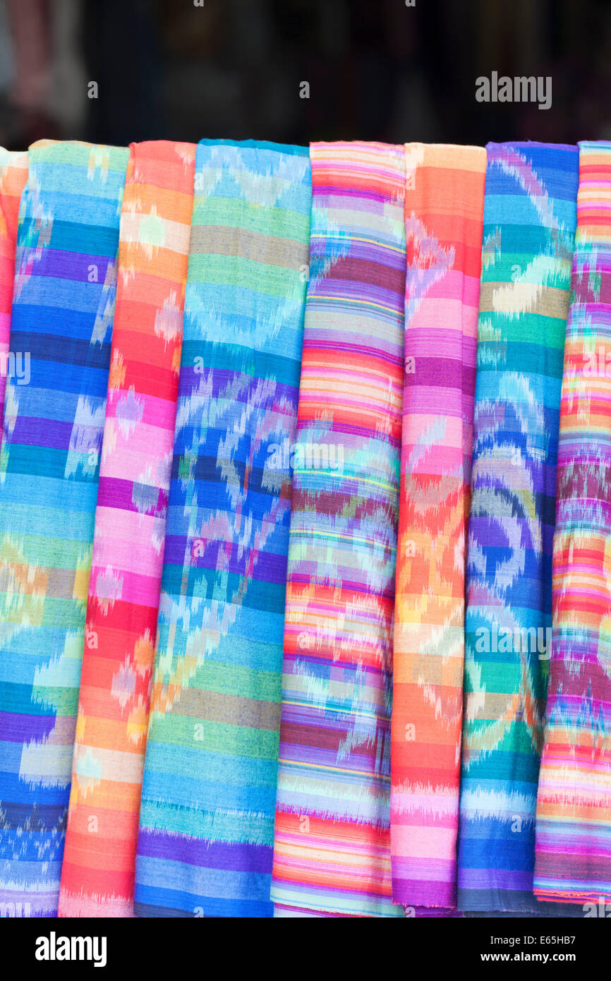 Les tissus colorés à l'écran dans un magasin à Bali, Indonésie Banque D'Images