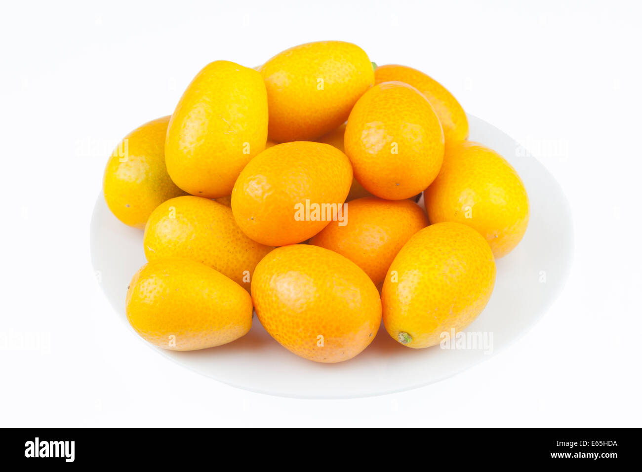 Cumquat kumquat ou sur une plaque Banque D'Images
