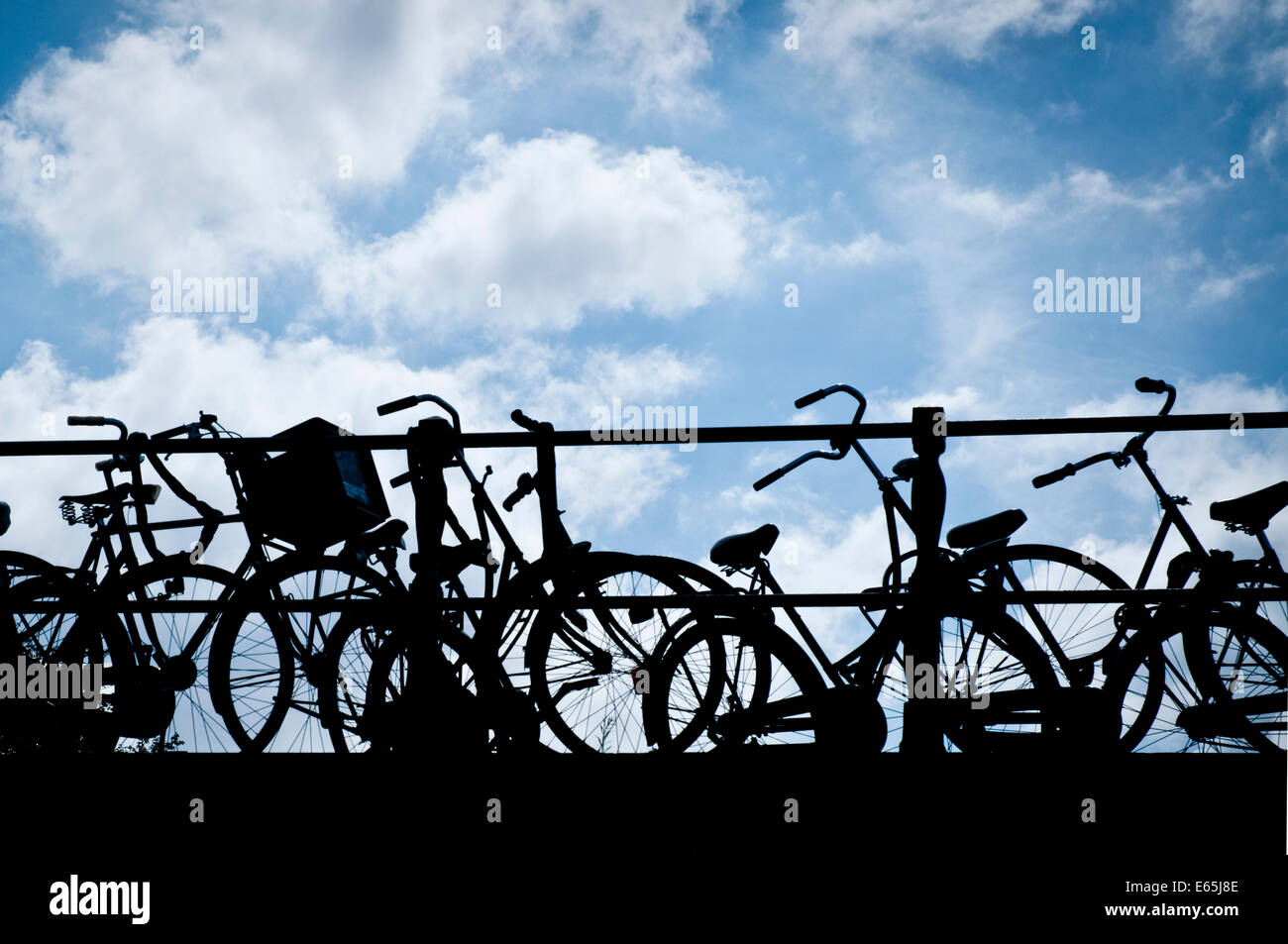 Des vélos sur un pont à Amsterdam, Pays-Bas Banque D'Images