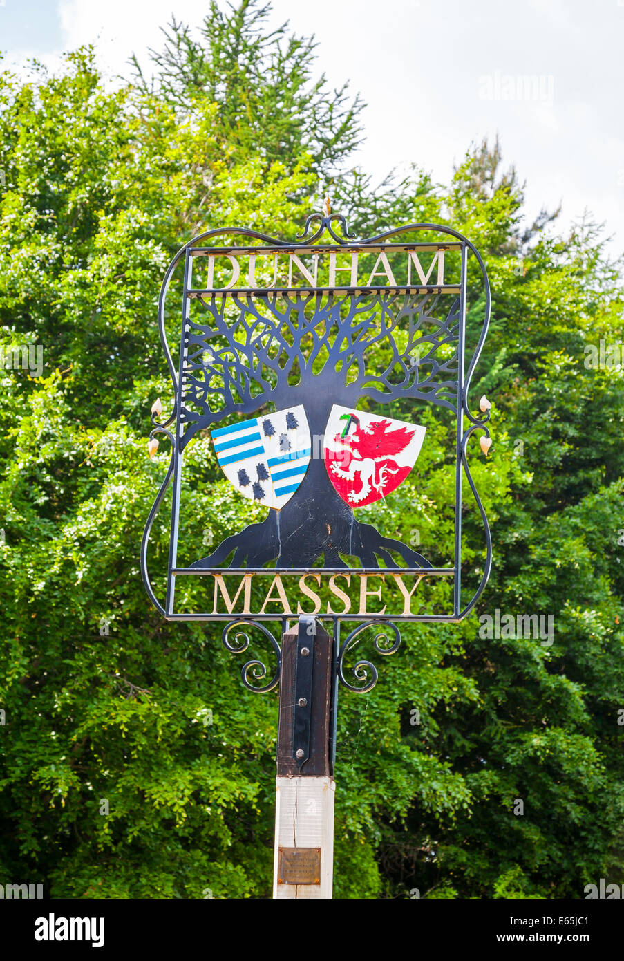 Un metal sign post offert par l'Institut de la femme en 2000, à Dunham Massey Altrincham Greater Manchester Cheshire Banque D'Images