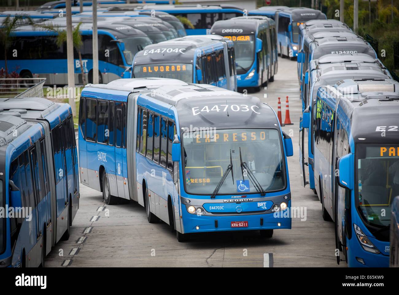 Rio de Janeiro, Brésil. 9 Août, 2014. Un autobus de ligne locale de l'autobus de transport rapide (BRT) arriver au dépôt de bus de Rio de Janeiro, Brésil, 9 août 2014. Les Jeux olympiques d'été de 2016 vont être menées à Rio de Janeiro. Photo : Michael Kappeler/dpa/Alamy Live News Banque D'Images