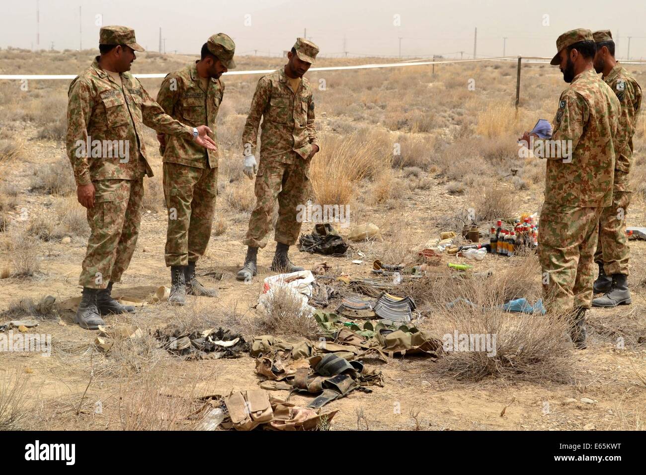 Quetta. 15e Août, 2014. Les responsables de la sécurité pakistanaise afficher les munitions qui ont été récupérés à partir de la suite d'une attaque des militants sur des aéroports militaires dans le sud-ouest de Quetta au Pakistan le 15 août 2014. Au moins six terroristes ont été tués et 11 blessés du personnel de sécurité jeudi soir lors d'une attaque terroriste à une base aérienne de l'Armée de l'air près de Quetta au Pakistan, selon les responsables. Credit : Asad/Xinhua/Alamy Live News Banque D'Images