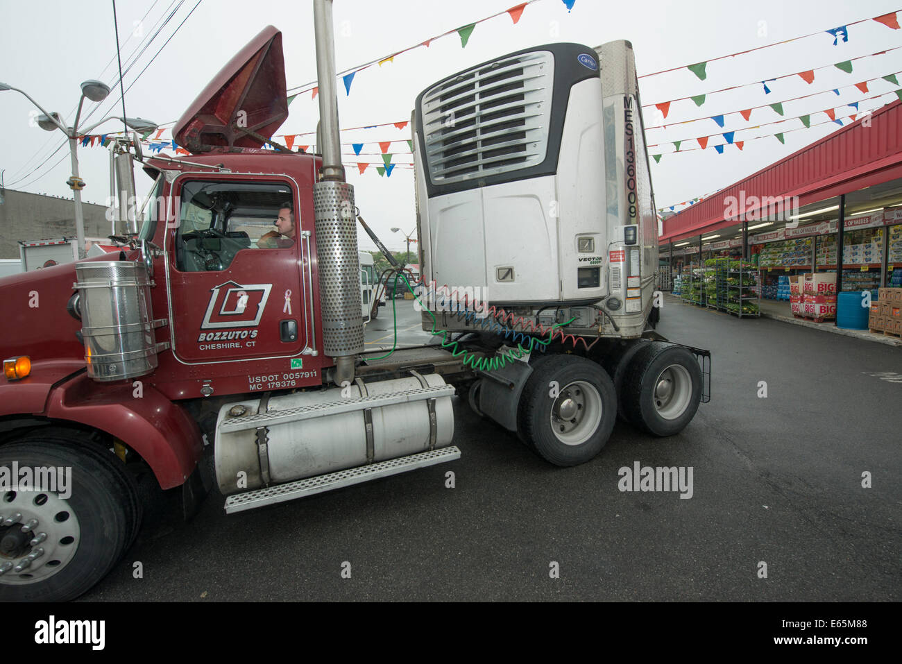 Distribution du camionnage. Kyle Chapman, pilote pour Bozzuto's, le plus grand distributeur de produits alimentaires dans le Connecticut, les lecteurs en parking Banque D'Images