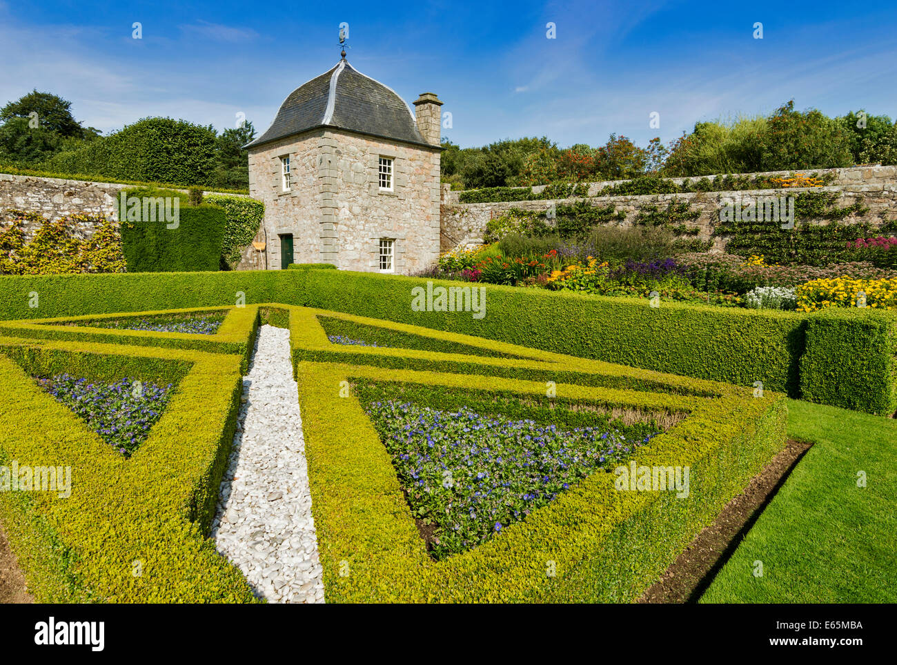 PITMEDDEN GARDENS ABERDEENSHIRE EN ÉCOSSE AVEC UN PAVILLON AU TOIT EN ACCOLADE DANS UN COIN Banque D'Images