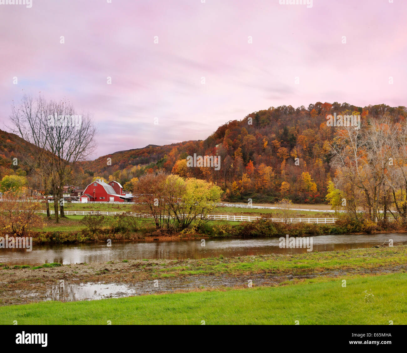 Les pâturages, la Petite Rivière et les montagnes du centre de l'État de New York pendant le pic de l'automne, USA Banque D'Images