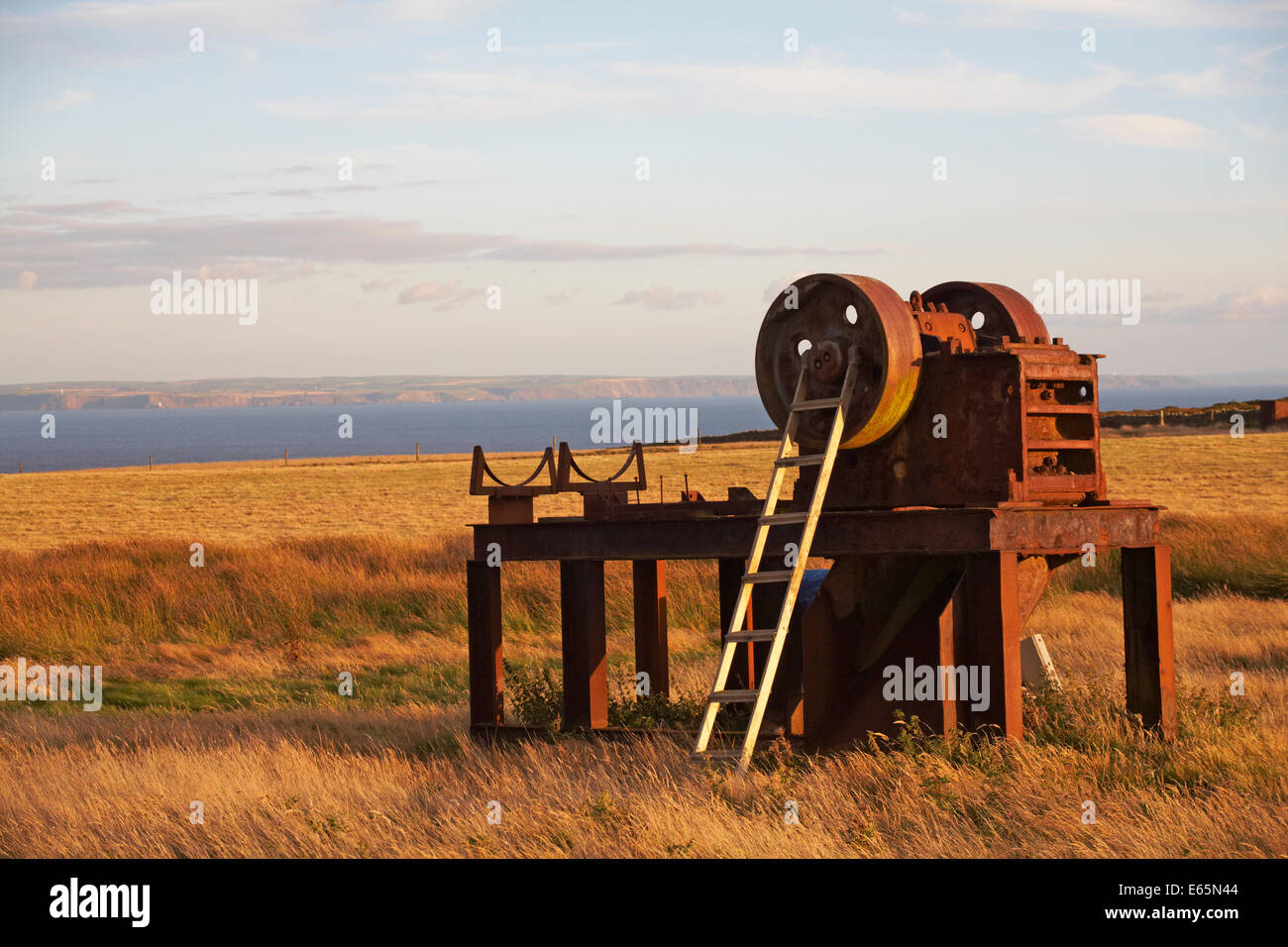 Des machines agricoles dans la lumière du soir sur Lundy Island avec vue sur le continent dans la distance en août - Lundy Island, Devon, Angleterre, Royaume-Uni Banque D'Images