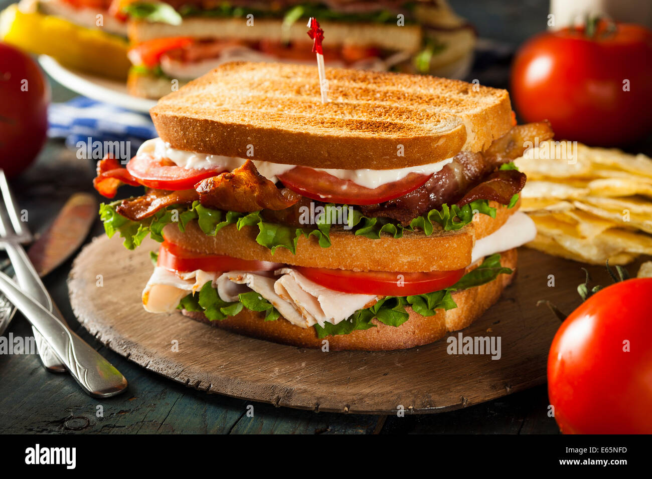 La Turquie et le Bacon Club Sandwich avec laitue et tomates Banque D'Images