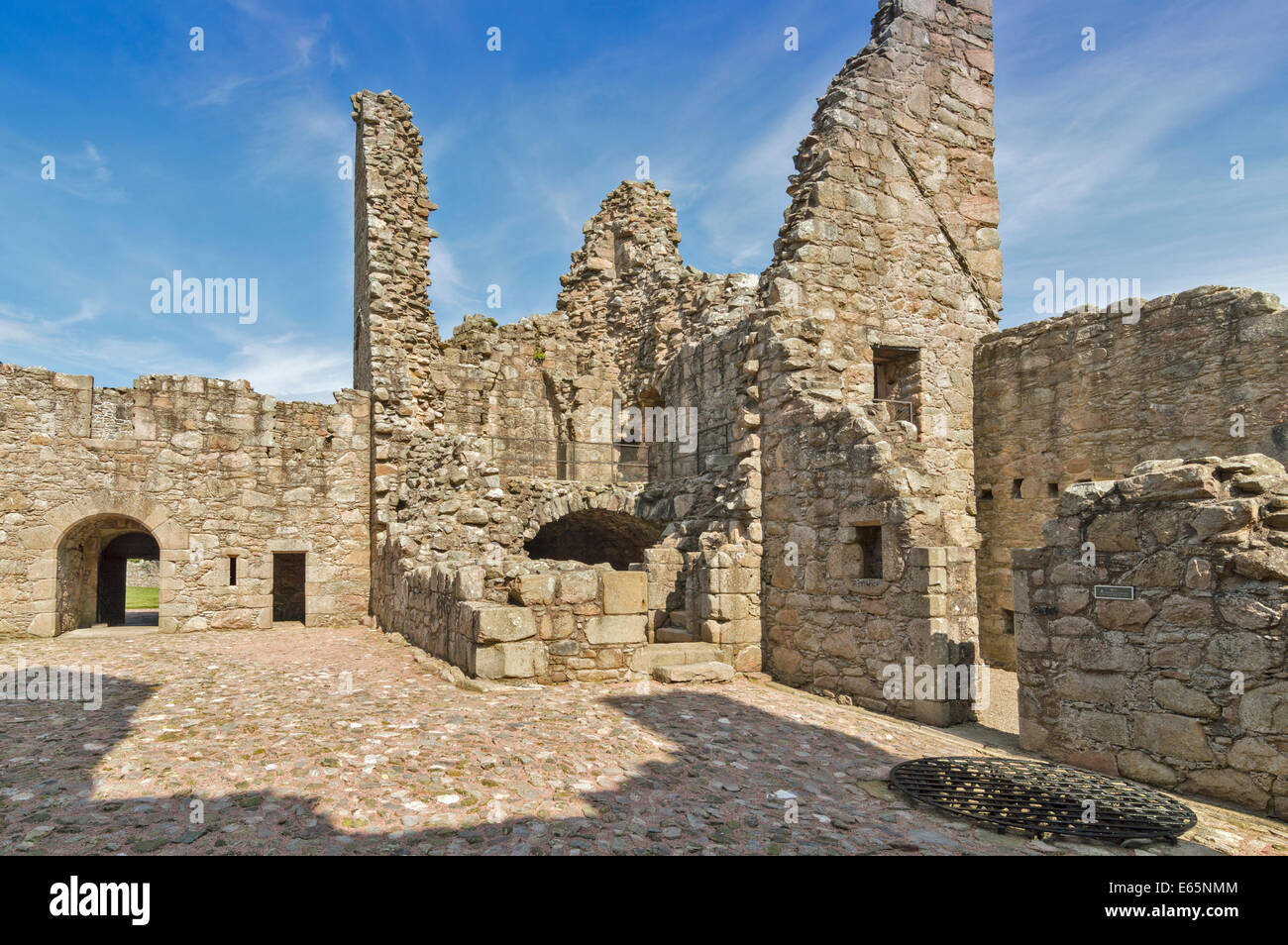 TOLQUHON CASTLE ABERDEENSHIRE ECOSSE ENTRÉE PRINCIPALE ET D'UNE COUR INTÉRIEURE AVEC BIEN Banque D'Images