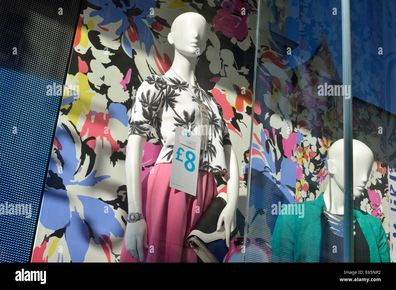 8 € bon marché prix sur le fait de l'habillement dans un Primark store fenêtre, London, UK Banque D'Images