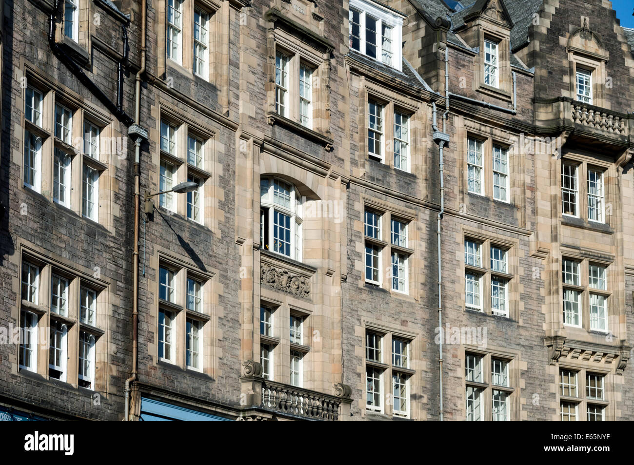 Éclairé par les bâtiments de l'été soleil du soir sur Cockburn Street, Edinburgh Old Town Banque D'Images