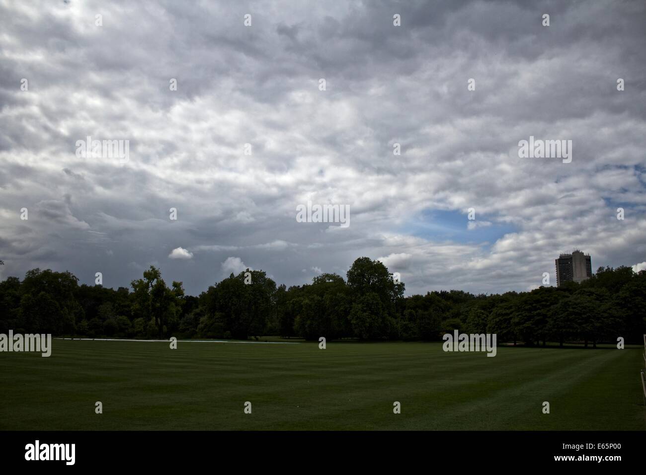 Les nuages de l'après-midi sur les jardins de Buckingham Palace, Londres Banque D'Images
