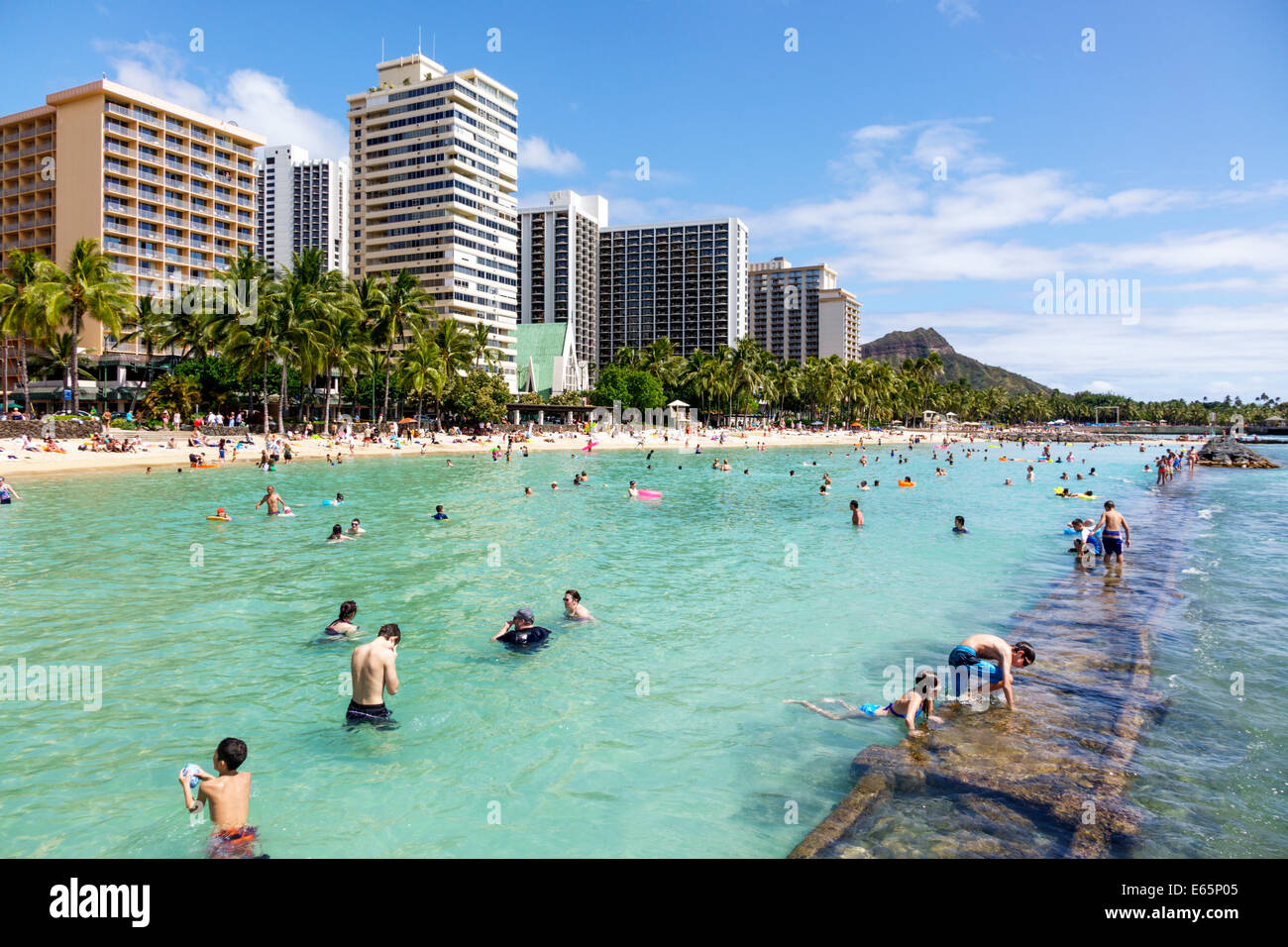 Honolulu Hawaii, Oahu, Hawaiian, Waikiki Beach, Resort, Kuhio Beach State Park, l'eau de l'océan Pacifique, les baigneurs de soleil, les familles, bondés, élevé, bâtiments, hôtel ho Banque D'Images