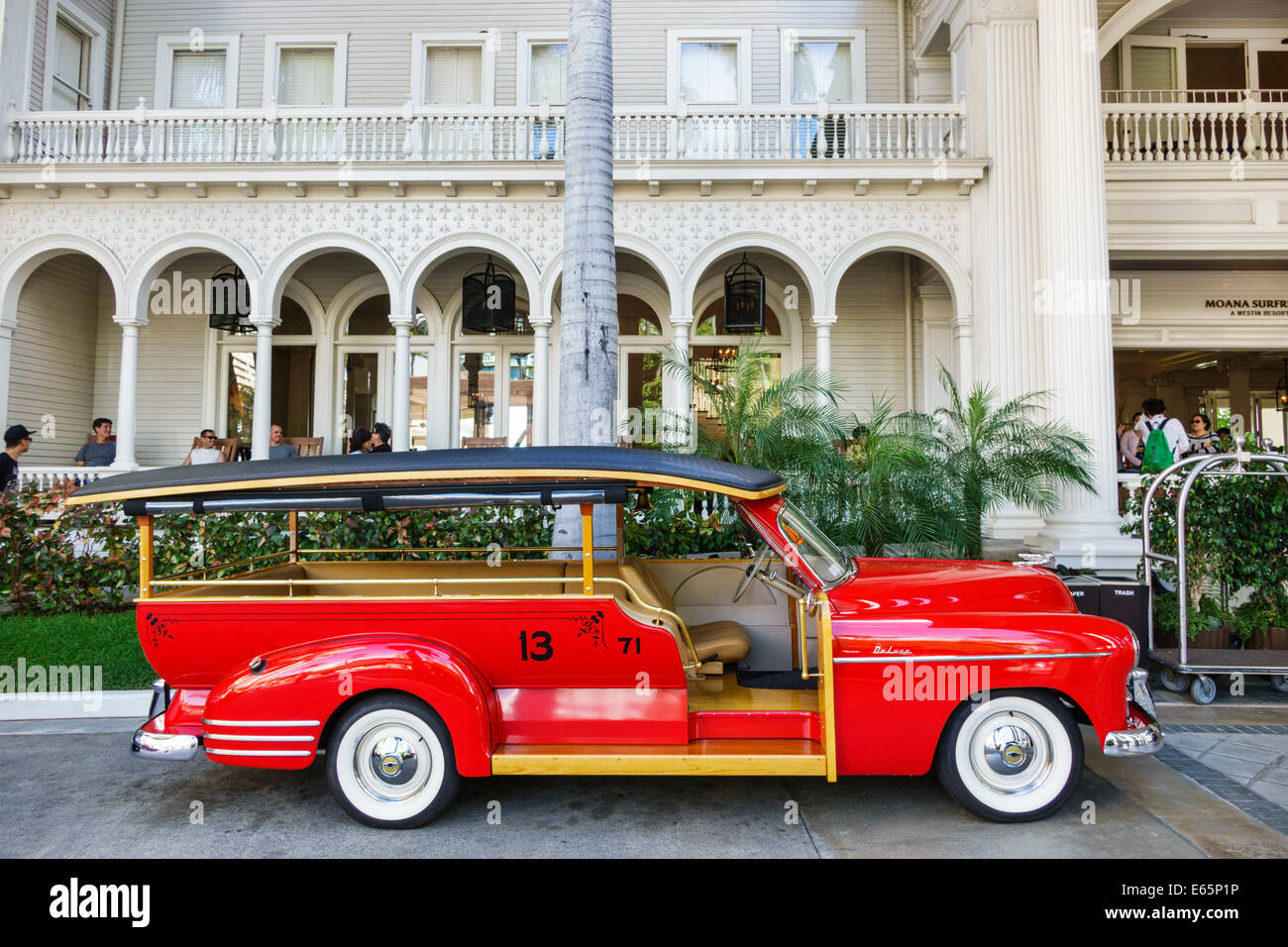 Honolulu Hawaii,Oahu,Hawaiian,Waikiki Beach,Resort,Moana Surfrider Westin Resort & Spa,hôtel,rouge,1950 Chevrolet,antique,voiture,automobile,auto,véhicule,US Banque D'Images