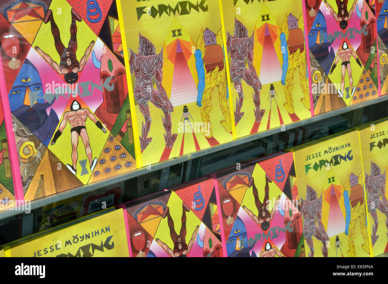 Plusieurs exemplaires de la nouvelle graphique formant par Jesse Moynihan affiche dans une vitrine Banque D'Images