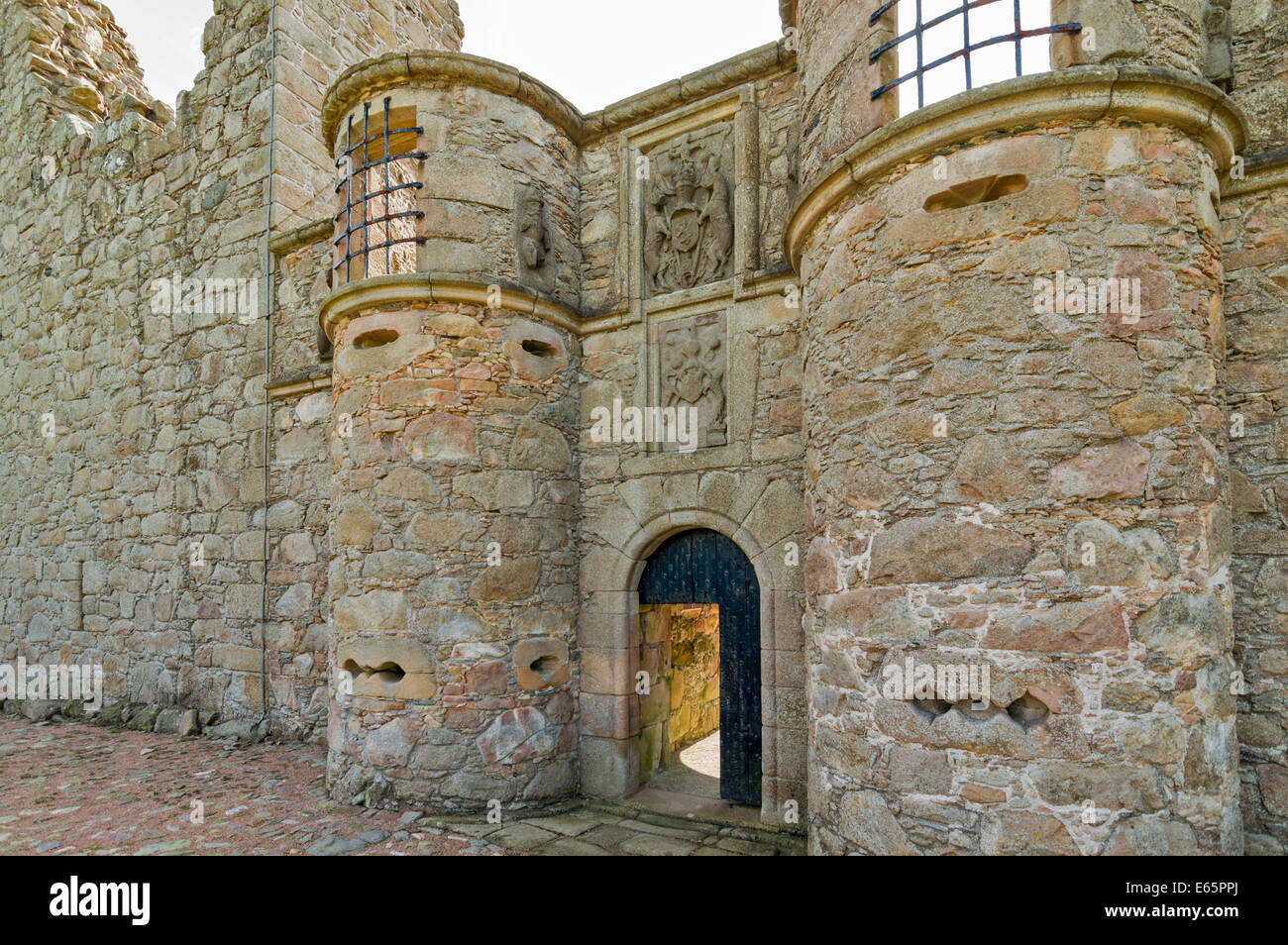 TOLQUHON CASTLE ABERDEENSHIRE ECOSSE LA PASSERELLE AVEC DES TOURS ET DES PORTS D'ARMES À FEU ET DE FIGURES SCULPTÉES AU-DESSUS Banque D'Images